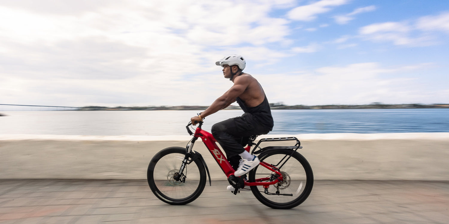 Man riding electric Mountainbike next to the ocean